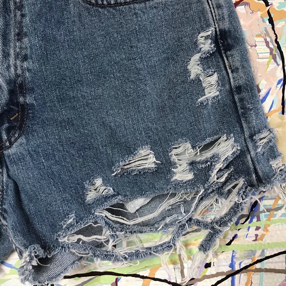 Vintage Levi's high rise destroyed shorts - Picture 4 of 13
